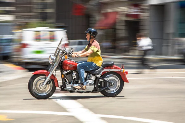 San Francisco Julio 2008 Conductor Harley Davidson Cruza Las Calles — Foto de Stock