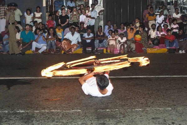 Kandy Sri Lanka Agosto 2005 Bailarina Fuego Realiza Movimiento Antorcha —  Fotos de Stock