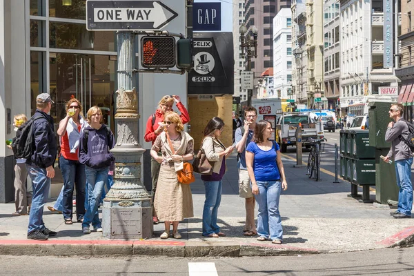 San Francisco Usa July 2008 People Wait Pedestrian Crossing Green — Stock Photo, Image