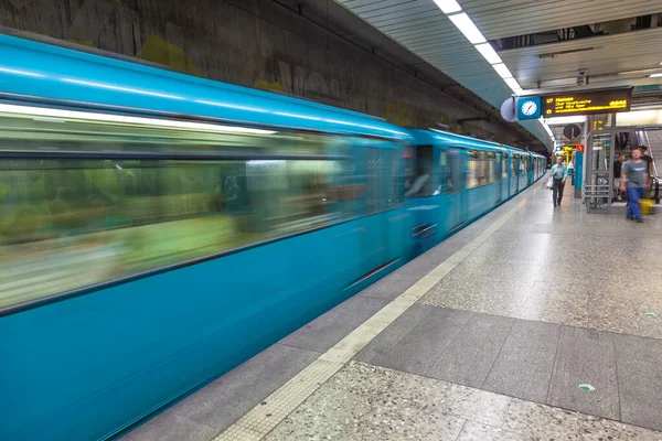 Frankfurt Alemanha Agosto 2010 Comboio Azul Que Chega Estação — Fotografia de Stock