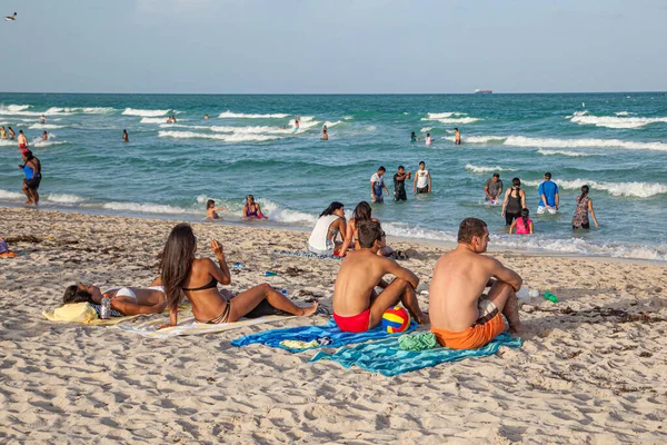Miami Usa August 2014 People Enjoy Famous South Beach Miami — Stock Photo, Image
