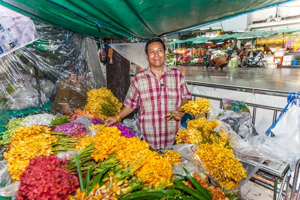 Bangkok Thailand Mei 2009 Mens Verkoopt Bloemen Nachtelijke Bloemenmarkt Pak — Stockfoto