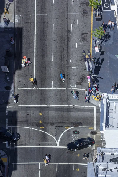 2012年6月20日 サンフランシスコの路上を車で歩く人々の空中散歩 — ストック写真