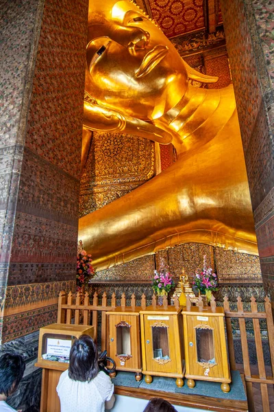Bangkok Thailand Januari 2008 Mensen Bidden Tot Liegende Boeddha Wat — Stockfoto
