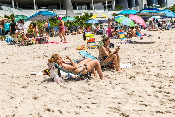 Sunny Isles Beach Usa August 2014 People Enjoy Relax Pier — Stock Photo, Image