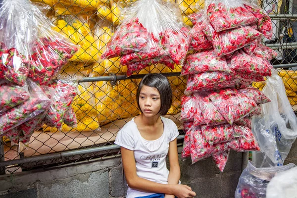 Bangkok Tailandia Mayo 2009 Mujer Vende Flores Mercado Nocturno Flores — Foto de Stock