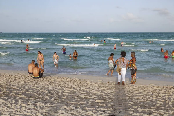 Miami Usa August 2014 People Enjoy Famous South Beach Miami — Stock Photo, Image