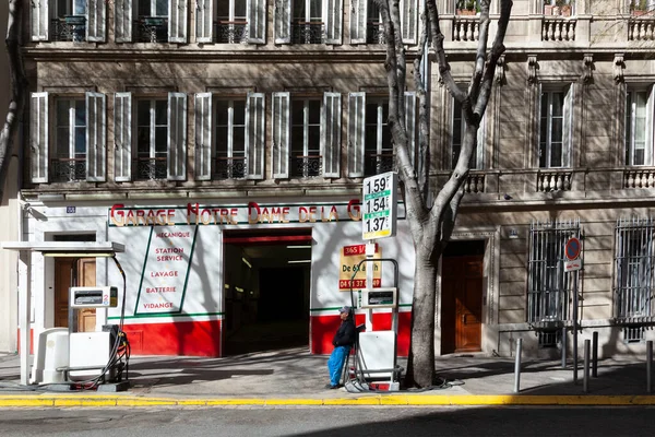 Marsella Francia Abril 2015 Encargado Gasolinera Espera Pequeña Estación Para —  Fotos de Stock