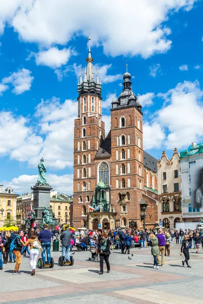 Krakow Polonya Mayıs 2014 Krakow Daki Pazar Meydanı Nda Turistler — Stok fotoğraf