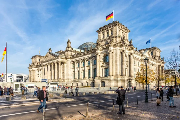 2014年10月27日 德国柏林 游客沿着德国柏林的Reichstag地区步行 每年有超过2500万人参观这个城市 — 图库照片