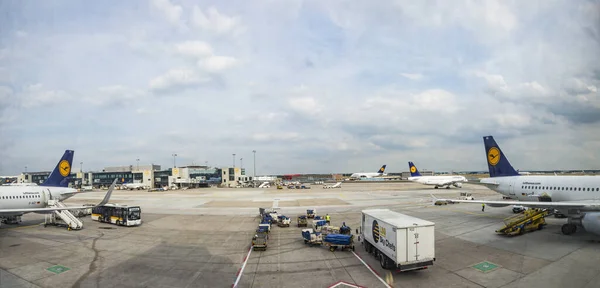 ドイツのフランクフルト 2015年6月18日 ドイツのフランクフルト空港での航空機 2012年 フランクフルトは5 750万人の乗客を処理した — ストック写真