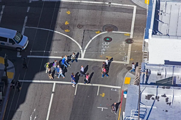 2012年6月20日 サンフランシスコの路上を車で歩く人々の空中散歩 — ストック写真