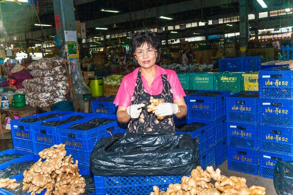 Bangkok Thailand May 2009 Woman Sells Ginseng Roots Nightly Flower — Stock Photo, Image