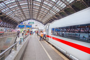 Köln, Almanya - 7 Eylül 2014: insanlar Almanya 'nın Köln kentlerarası trenine yetişmek için acele ediyorlar. 280 TSB yolcusuyla Köln, Almanya 'da 5. sırada yer alıyor..