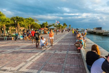 Key West, ABD - 26 Ağustos 2014: İnsanlar Key West, ABD 'deki Mallory Meydanı' nda günbatımının tadını çıkarıyorlar. Burası Key West 'in en popüler gün batımı noktası..