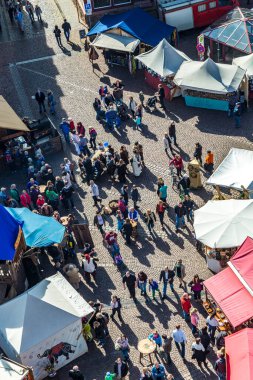 Gelnhausen, Almanya - 9 Mart 2014: İnsanlar Gelnhausen, Almanya 'da düzenlenen 24. Barbarossamarkt festivalinin tadını çıkarıyorlar. Yıllık etkinlik 4 gün sürecek ve tüm şehirde devam edecek..