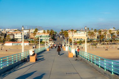 Manhattan Plajı, ABD - 3 Mart 2019: İnsanlar Los Angeles yakınlarındaki Manhattan Sahili 'nde günbatımının tadını çıkarıyorlar..