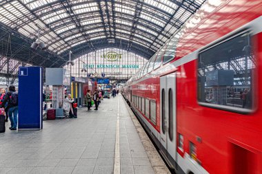 Köln, Almanya - 7 Eylül 2014: insanlar Almanya 'nın Köln kentlerarası trenine yetişmek için acele ediyorlar. 280 TSB yolcusuyla Köln, Almanya 'da 5. sırada yer alıyor..