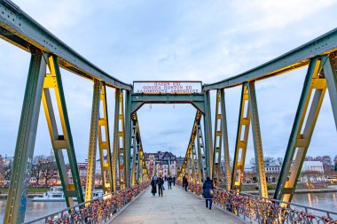 Frankfurt, Almanya - 9 Ocak 2019: Frankfurt, Almanya 'da Demir Köprü (Eiserner Steg) adı verilen ana nehir geçidi