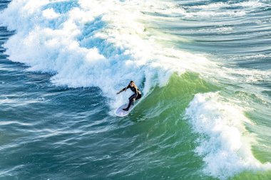 Manhattan Plajı, ABD - 4 Mart 2019: sörfçü Los Angeles yakınlarındaki Manhattan Sahili 'nde dalgaların tadını çıkarıyor.