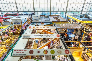 Frankfurt, Almanya - 21 Kasım 2020: İnsanlar Frankfurt, Almanya 'daki Kleinmarkthalle' de alışveriş yapmayı seviyor. 1954 yılından bu yana Frankfurt 'taki en ünlü taze gıda pazarı 1500 SQ' dur (m2).