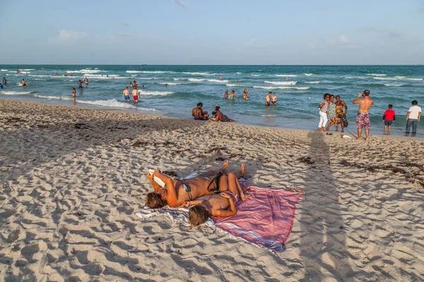 Miami Usa August 2014 Menschen Genießen Den Berühmten Sonnenuntergang Südstrand — Stockfoto