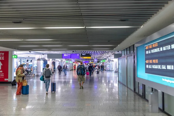 Frankfurt Alemanha Junho 2020 Pessoas Aeroporto Frankfurt Com Distância Cerca — Fotografia de Stock