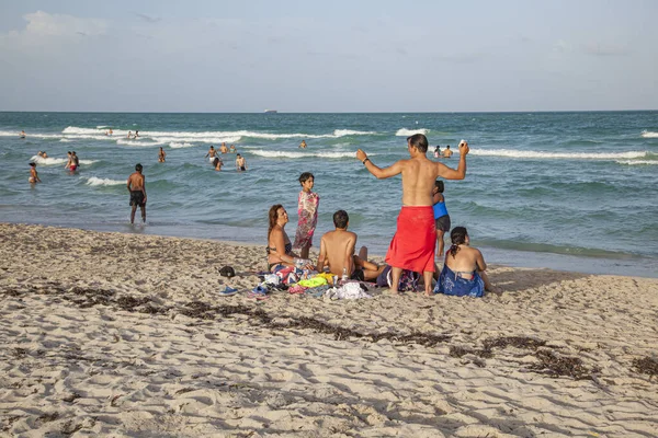 Miami Usa August 2014 People Enjoy Famous South Beach Miami — Stock Photo, Image