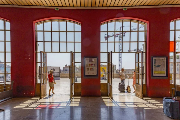 Μασσαλία Γαλλία Ιουλίου 2015 Άτομα Στην Είσοδο Του Σιδηροδρομικού Σταθμού — Φωτογραφία Αρχείου