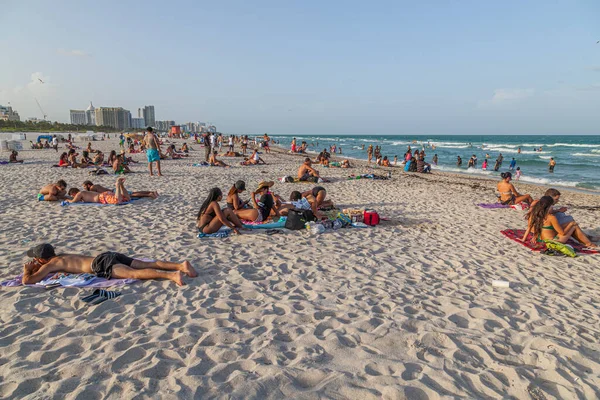 Miami Usa Agosto 2014 Gente Gode Famoso Tramonto Sulla Spiaggia — Foto Stock