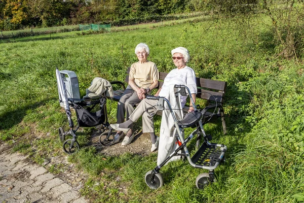 Schwalbach Tyskland Oktober 2014 Äldre Kvinnliga Par Njuter Vårsolen Medan — Stockfoto