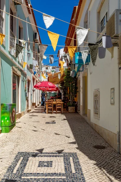 ポルトガルのシルヴェス 2020年8月14日 典型的な小さなポルトガル料理店やお店とシルヴェスの旧市街のダウンタウンビュー — ストック写真