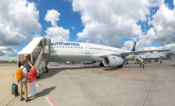 Frankfurt Germany July 2020 People Boarding Aircraft Distance Face Masks — Stock Photo, Image