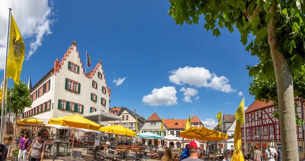 Oppenheim Alemanha Junho 2020 Pessoas Desfrutam Dia Verão Market Place — Fotografia de Stock