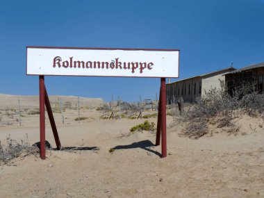 Hayalet kasaba Kolmanskop 'un tarihi işareti, Namibya Çölü