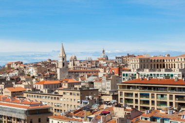 Marsilya Limanı 'ndaki tarihi eski kasabaya bakın.