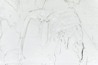 Makineyle birlikte duvara atılan yeni alçı.