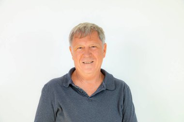 Mutlu ve olgun bir adamın portresi.