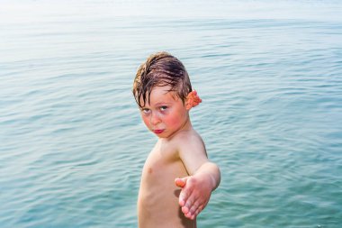 İtalya 'nın Venedik sahilinde poz veren tatlı çocuk..