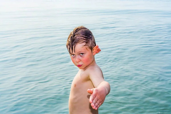 Söt Pojke Poserar Vattnet Stranden Venedig Italien — Stockfoto