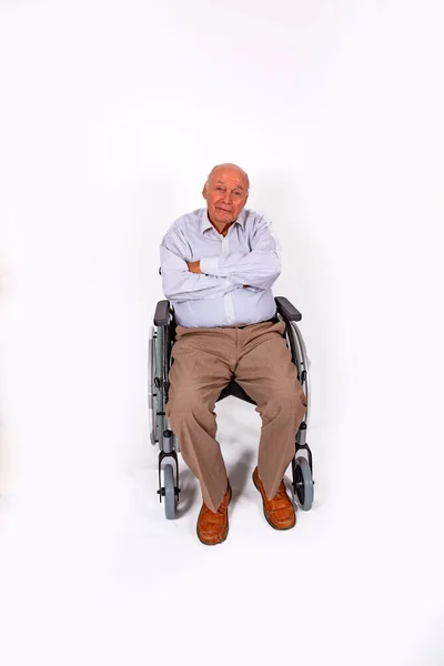 快乐的老人坐在轮椅上笑着 — 图库照片
