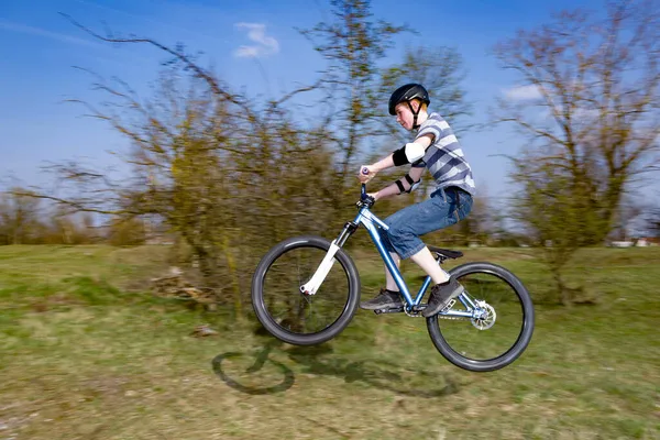 Niño Saltando Con Bicicleta Tierra Área Aire Libre —  Fotos de Stock