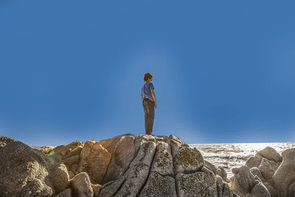 Menino Com Vista Para Costa Rochosa Cênica Monterey Pôr Sol — Fotografia de Stock