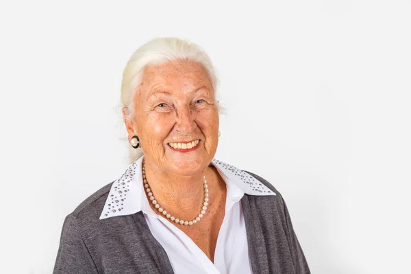 Porträt Einer Älteren Attraktiven Lächelnden Dame Mit Weißem Haar — Stockfoto