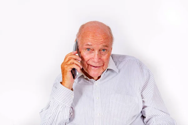 Szczęśliwy Starzec Rozmawia Rodziną Przez Telefon — Zdjęcie stockowe