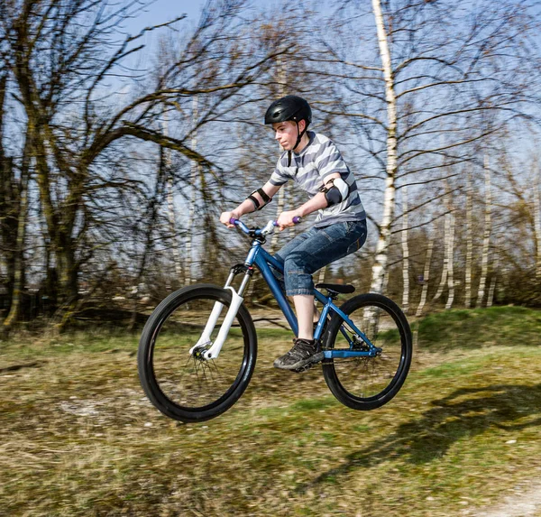 Niño Saltando Con Bicicleta Tierra Área Aire Libre —  Fotos de Stock