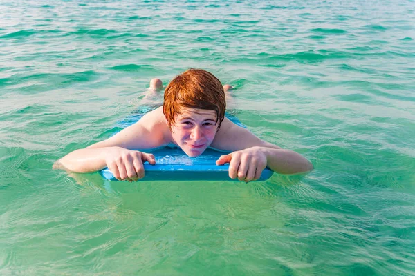 Menino Está Surfando Uma Pequena Prancha Surf Belo Mar Com — Fotografia de Stock