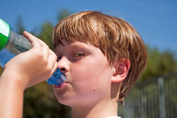 Garçon Transpire Est Vigoureux Faire Sport Boit Eau Minérale Dans — Photo