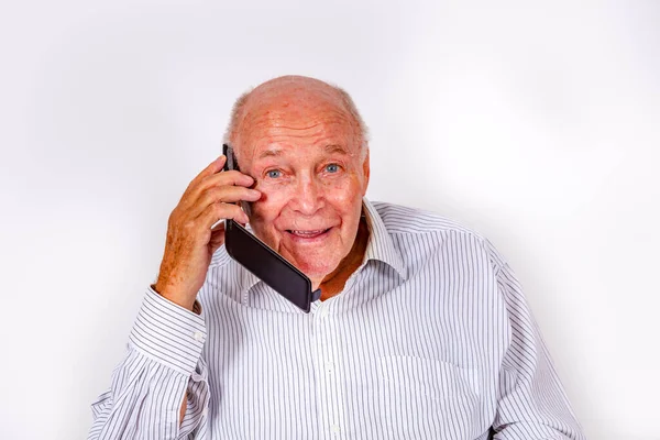 Glad Äldre Man Pratar Med Sin Familj Mobilen — Stockfoto