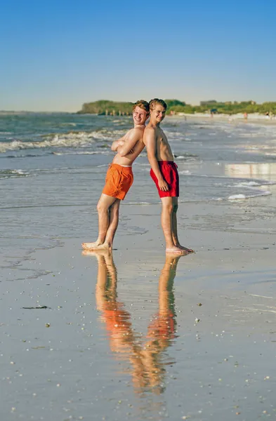 Gençler Plajda Gün Batımının Tadını Çıkarıyorlar Sırt Sırta Vererek — Stok fotoğraf